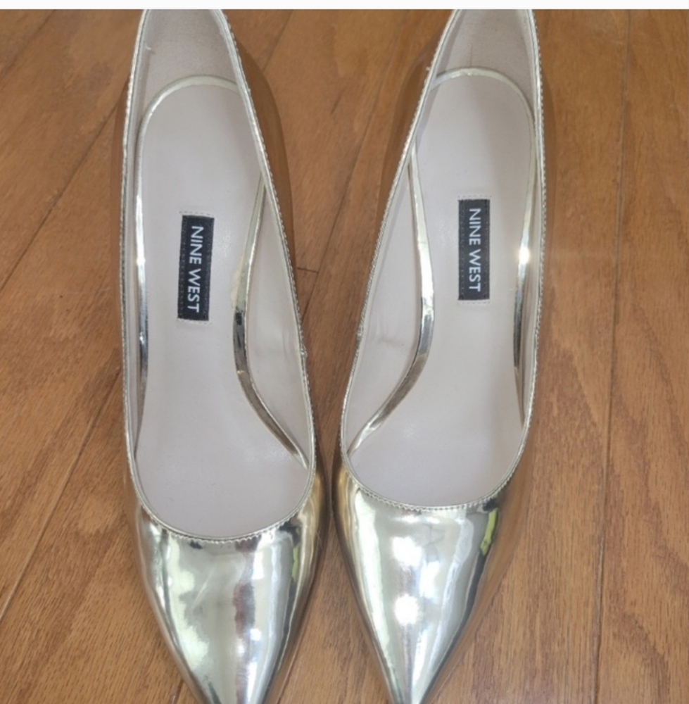 Nine West Faint reflective Metallic pumps